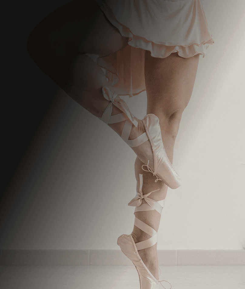 Ballet dancer standing en pointe
